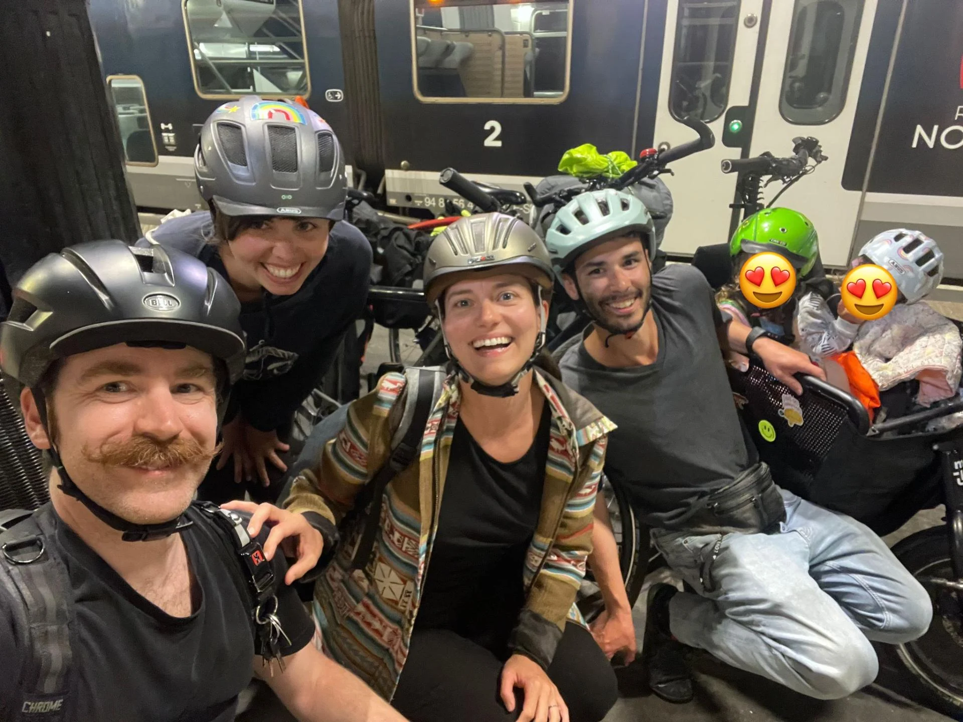 Des amis cyclistes sur le quai de la gare Saint-Lazare à Paris