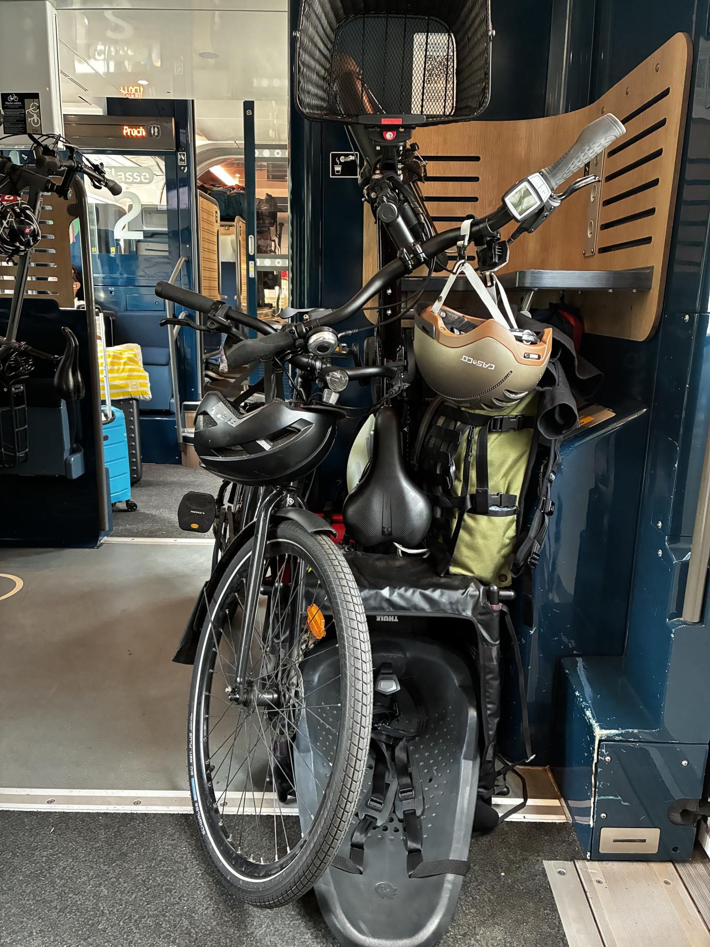 Vélos attachés dans un train Nomad