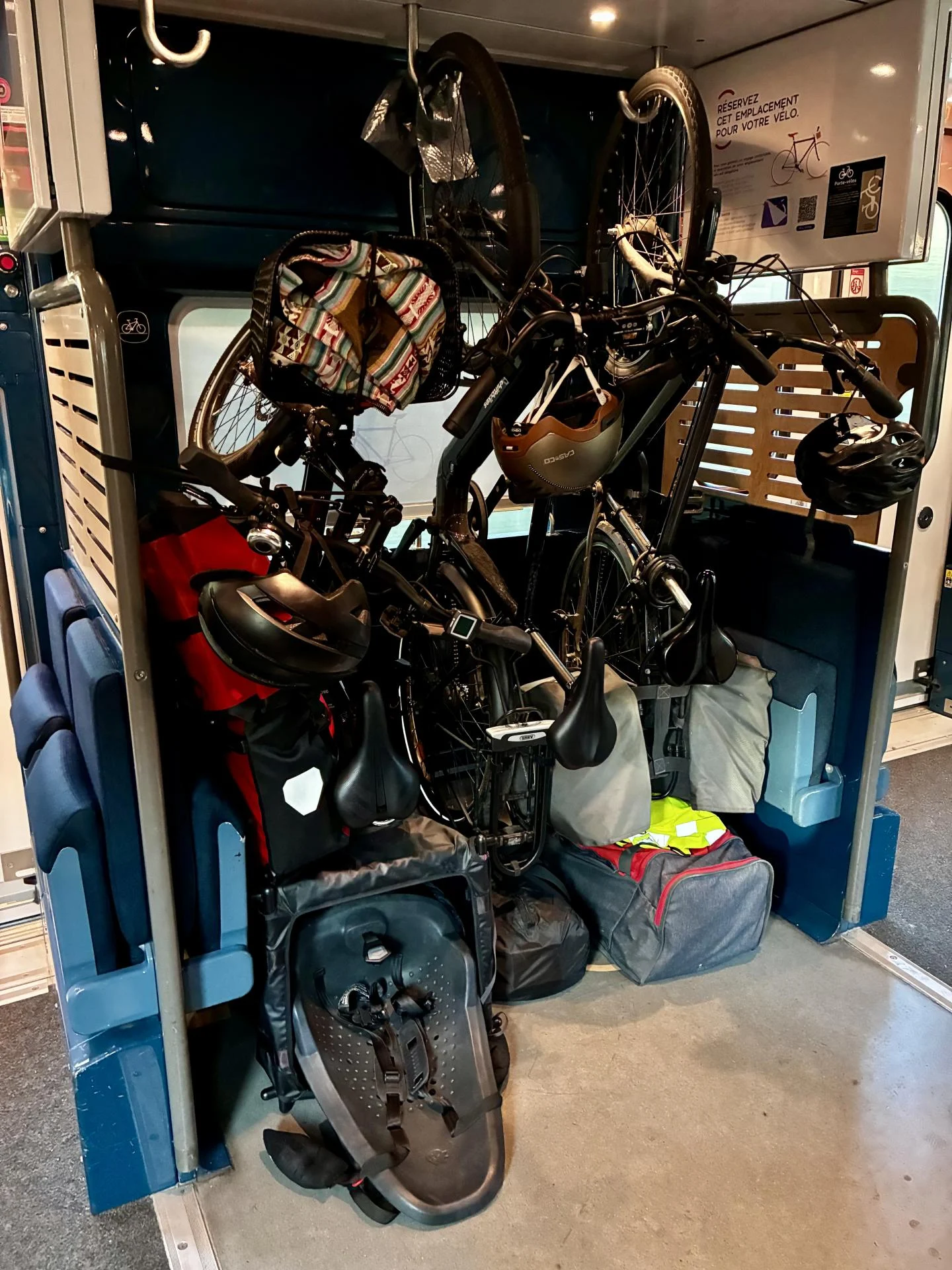 Vélos électriques installés dans un train Nomad