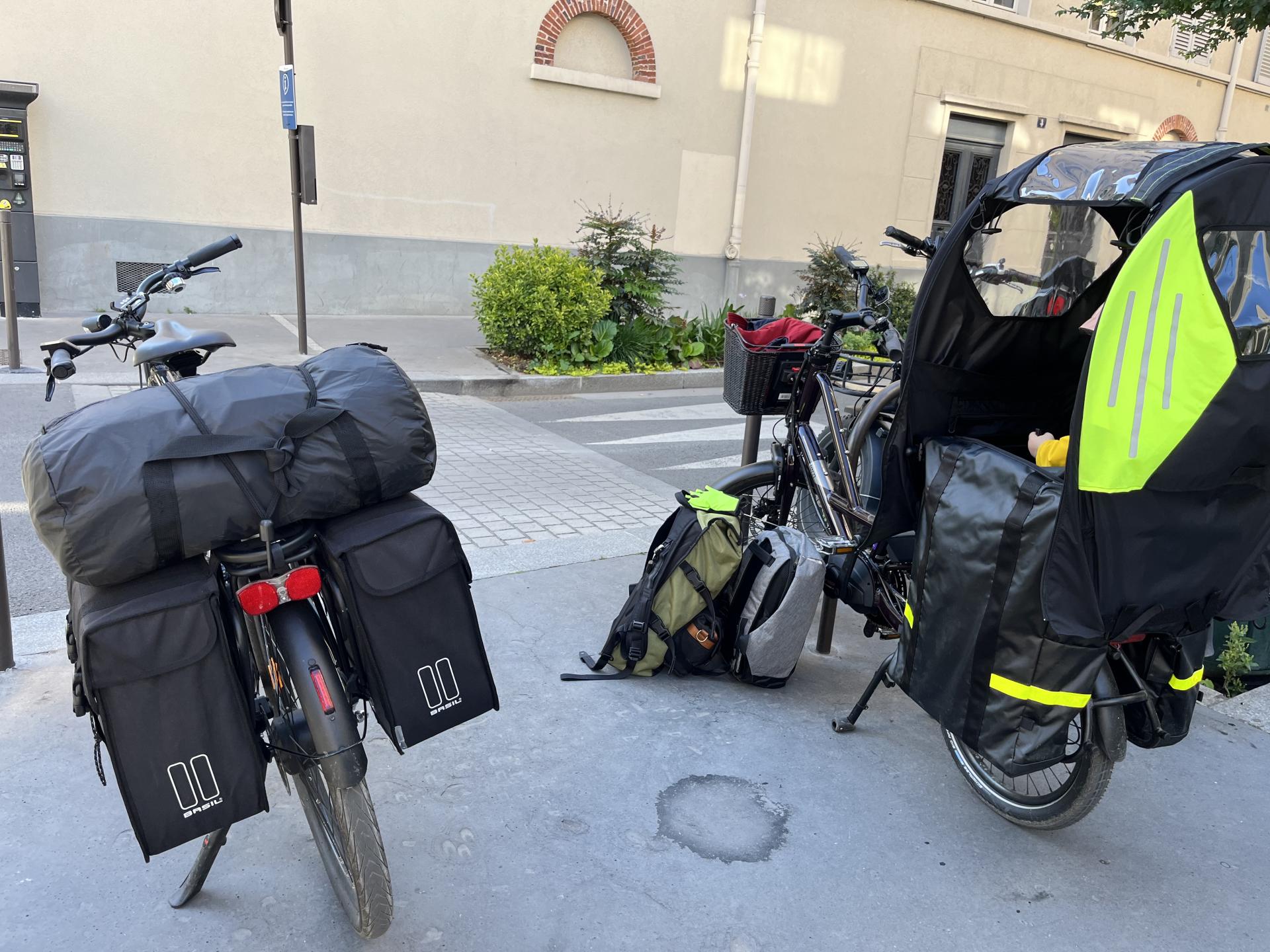 Vélos en cours de chargement pour un voyage
