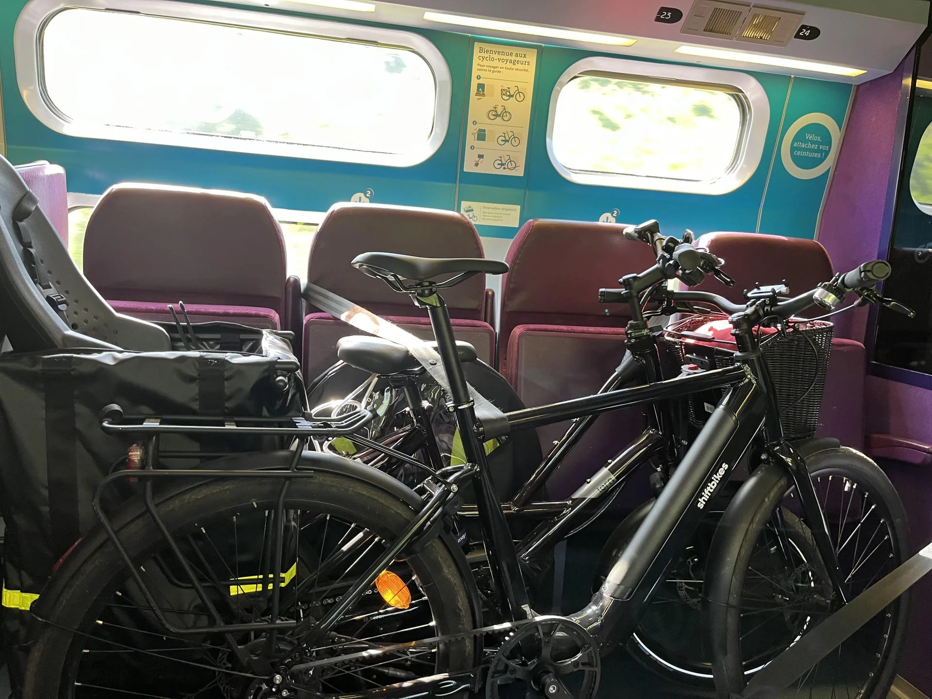 Vélos installés dans un TGV