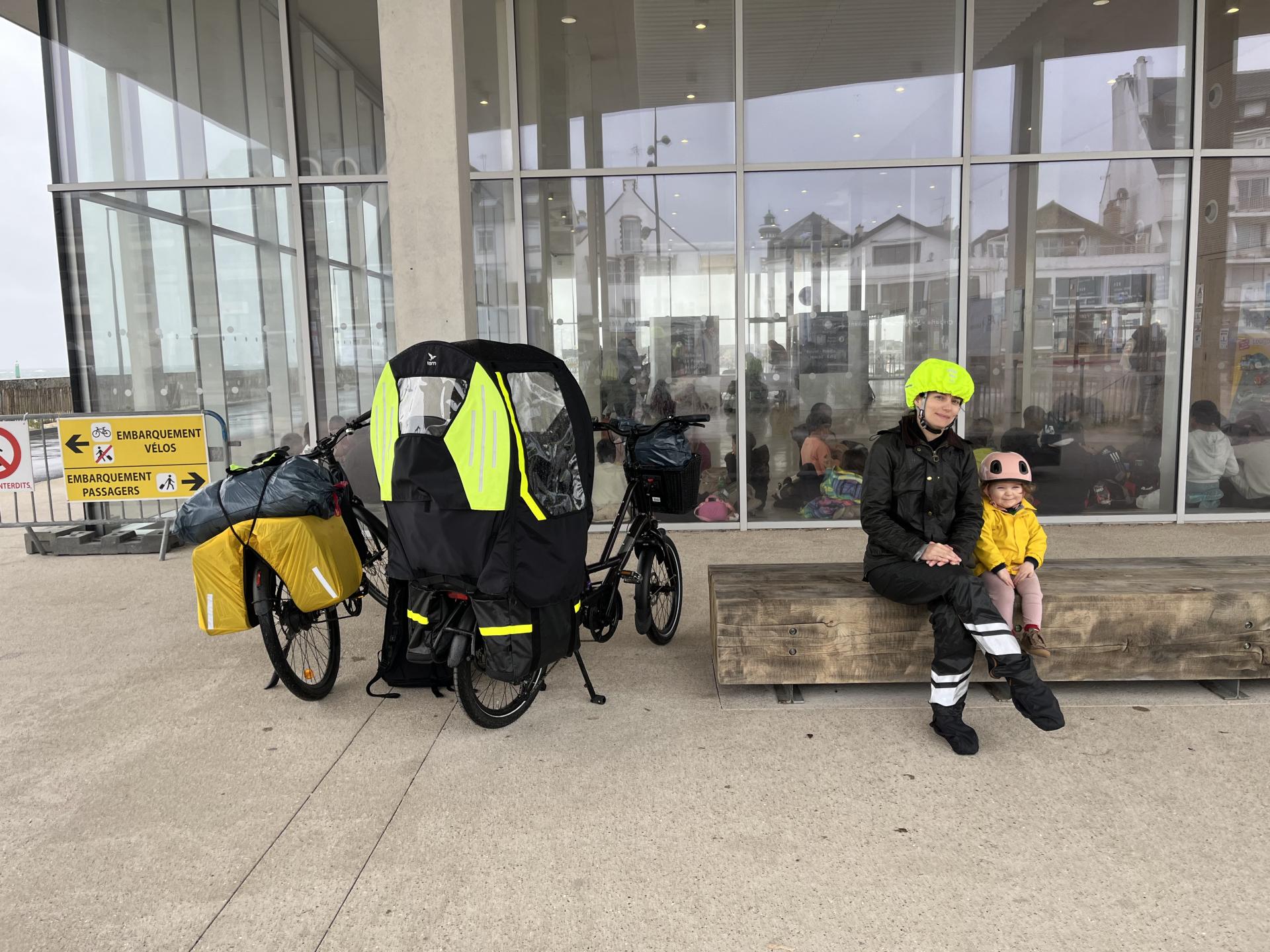 Vélos garés devant l'embarcadère du ferry, Quiberon