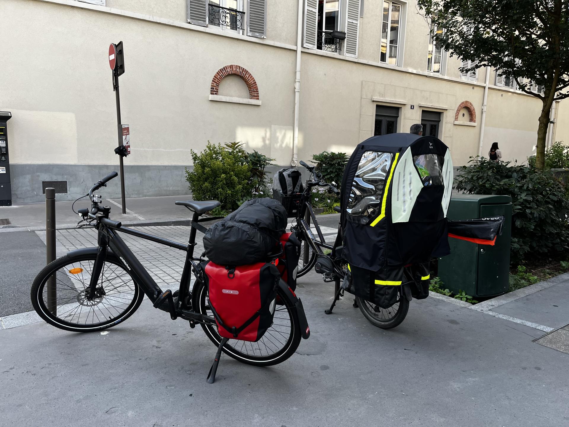 Vélos électriques chargés pour un voyage