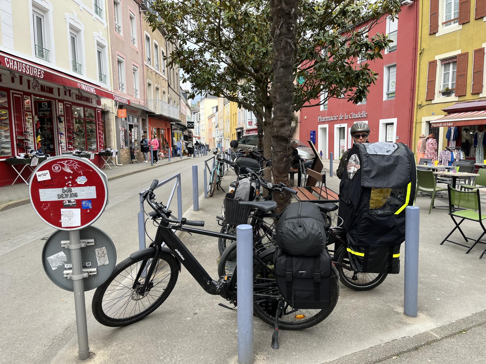 Vélos garés sur une place, Le Palais, Belle-Ile-en-Mer